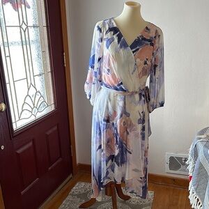 DKNY women’s dress
Size 16
Color:cream with floral print